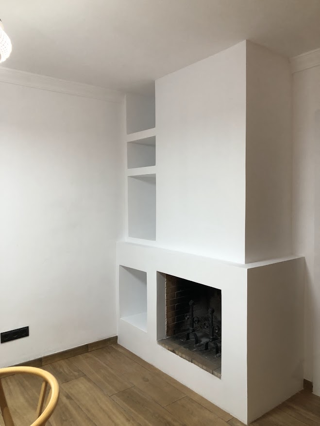 Chimenea revestida con pladur y estantes a medida